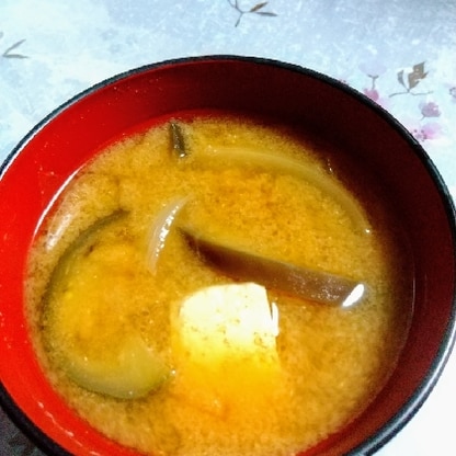 茄子と玉ねぎのお味噌汁作りました。おいしかったです～！